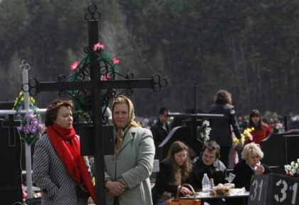 В Україні тривають Гробки, коли люди влаштовують трапези на цвинтарях. Пояснюємо, що це за традиція