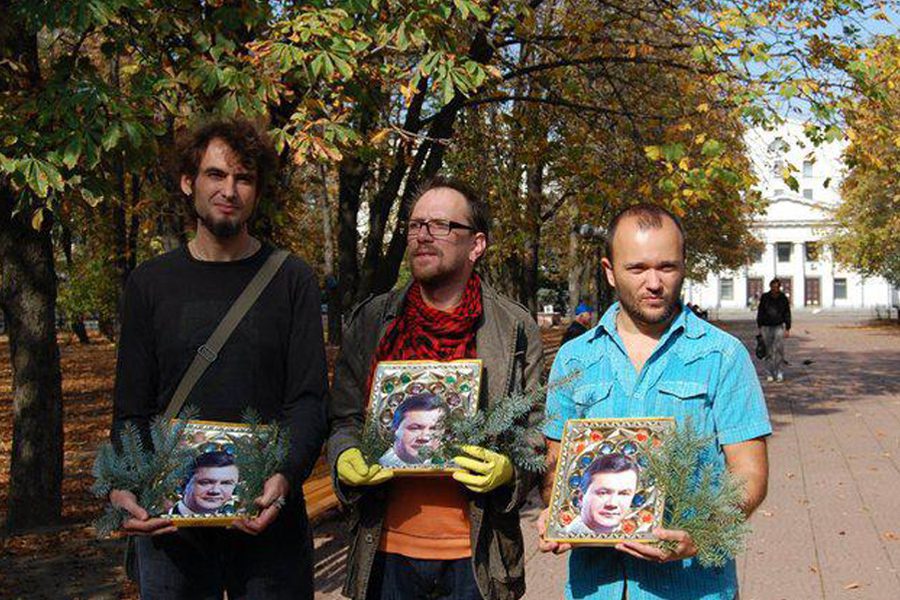 <b>A Luhansk which doesn’t exist.</b> Zaborona’s report on the underground culture of the country’s easternmost city. - Заборона 5 akcziya «okrestnыj hod» ta «ikona yanukovycha» foto yevgena sulymenka - <b>A Luhansk which doesn’t exist.</b> Zaborona’s report on the underground culture of the country’s easternmost city. - Заборона