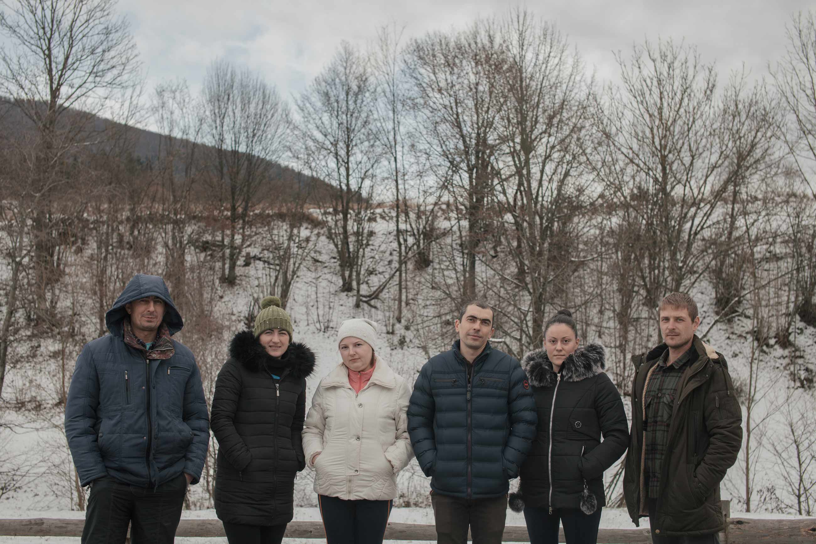 Locals who oppose gas production: "While we stand, because we want to achieve the truth." Photo: Mykhailo Melnichenko / Zaborona