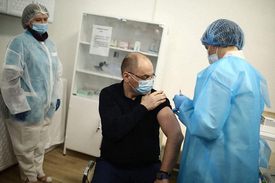 В Україні всім дозволили записуватися на вакцинацію від коронавірусу. Це означає, що я найближчим часом отримаю щеплення? Ні