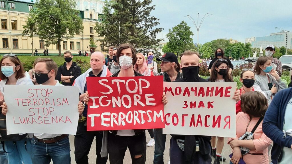 <b>Беларусь заставила сесть самолет, чтобы задержать оппозиционера.</b> Это нарушает законодательство, хотя такую практику применяют и другие страны - Заборона unair lukashenko 03 1024x576 - <b>Беларусь заставила сесть самолет, чтобы задержать оппозиционера.</b> Это нарушает законодательство, хотя такую практику применяют и другие страны - Заборона