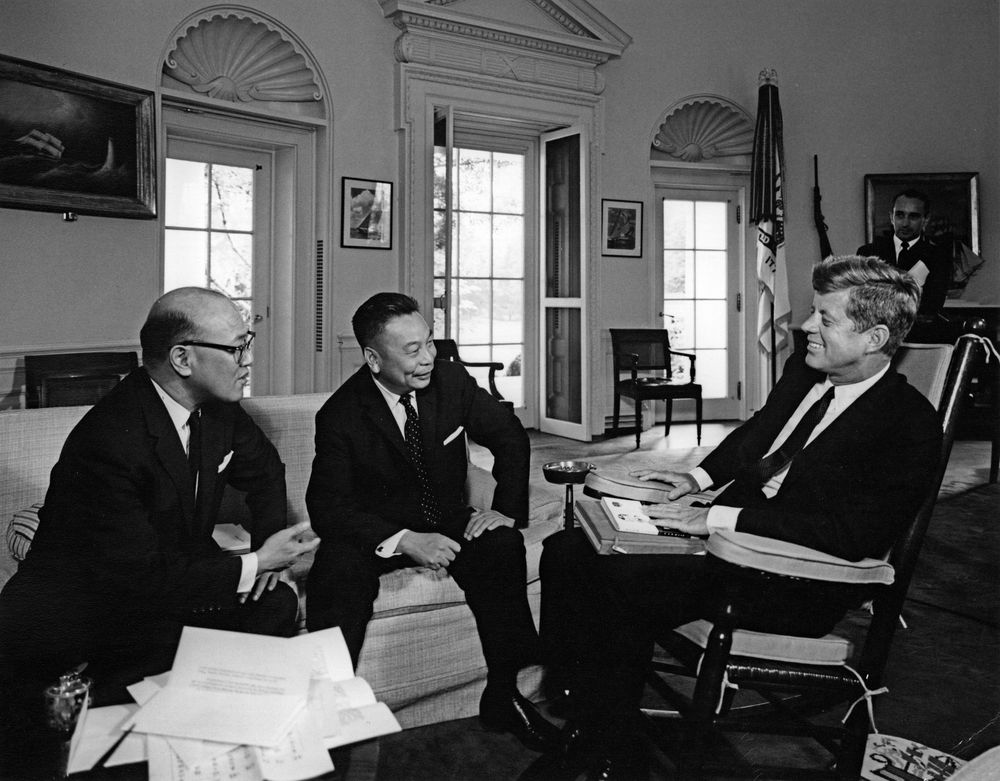 Президент Джон Кеннеді на зустрічі з генералом Китайської Республіки Цзян Цзін-го, Білий дім, Вашингтон, 11 вересня 1963 рік