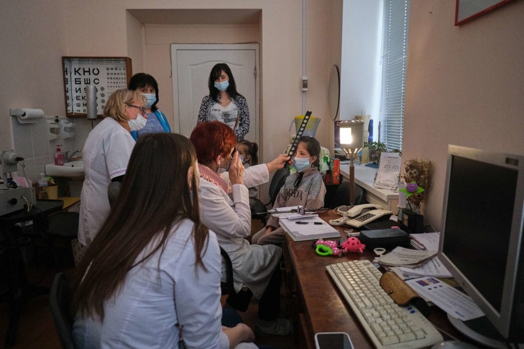 <b>Доктор Бабуся.</b> Офтальмологиня пів століття працює в Інституті офтальмології — фотоісторія Заборони - Заборона hallgrimsson doctor babushka 12 1024x683 - <b>Доктор Бабуся.</b> Офтальмологиня пів століття працює в Інституті офтальмології — фотоісторія Заборони - Заборона