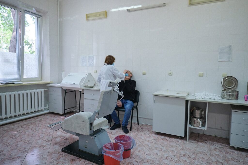 <b>Доктор Бабуся.</b> Офтальмологиня пів століття працює в Інституті офтальмології — фотоісторія Заборони - Заборона hallgrimsson doctor babushka 27 1024x683 - <b>Доктор Бабуся.</b> Офтальмологиня пів століття працює в Інституті офтальмології — фотоісторія Заборони - Заборона