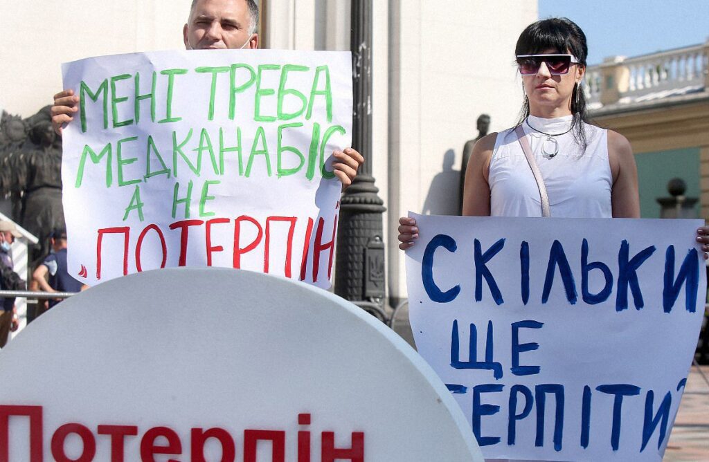 Верховна Рада розглядає легалізацію марихуани. Хто підтримує законопроєкт, а хто проти нього?
