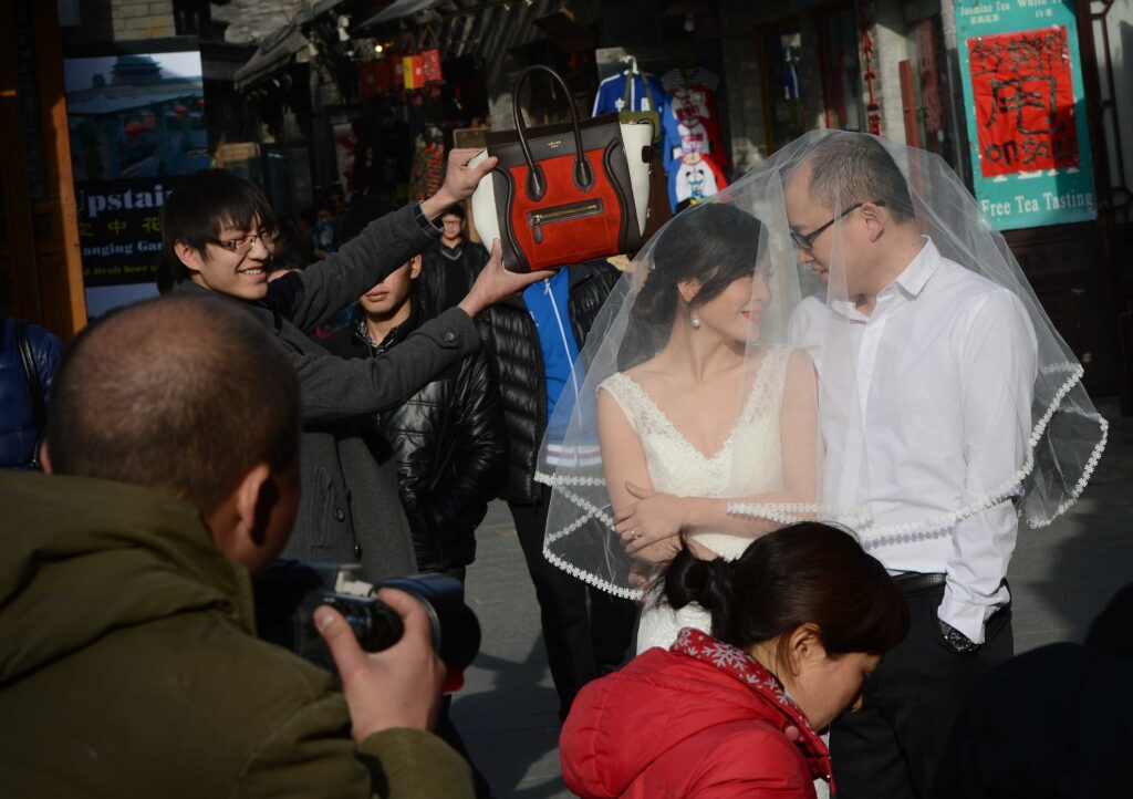 Молодята позують для весільних фотографій