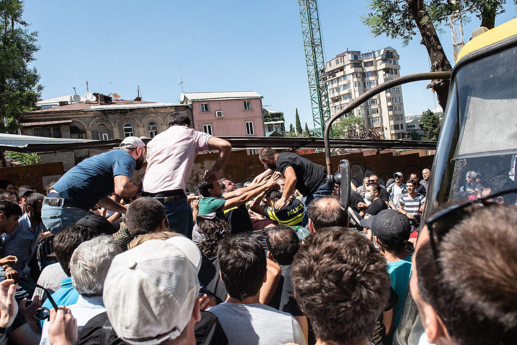 В Тбилиси жестко разогнали гей-прайд. Участников и журналистов избили при попустительстве правительства