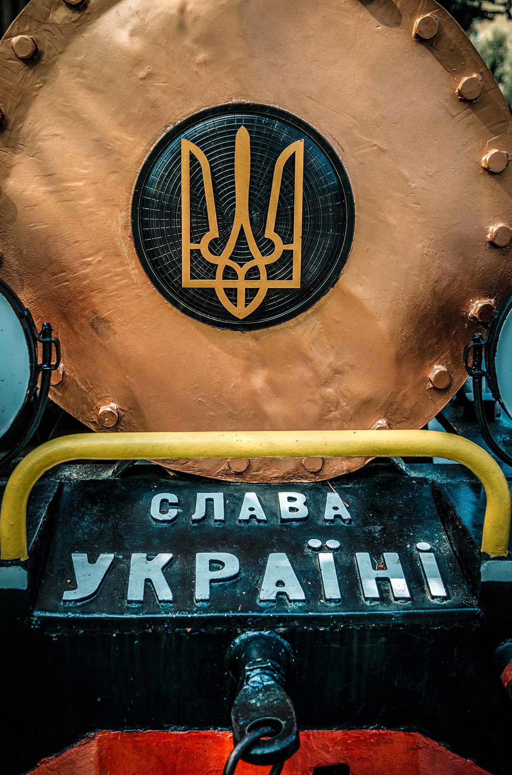 Малий чи великий? Конфлікт інтересів і сотні мемів про великий герб України