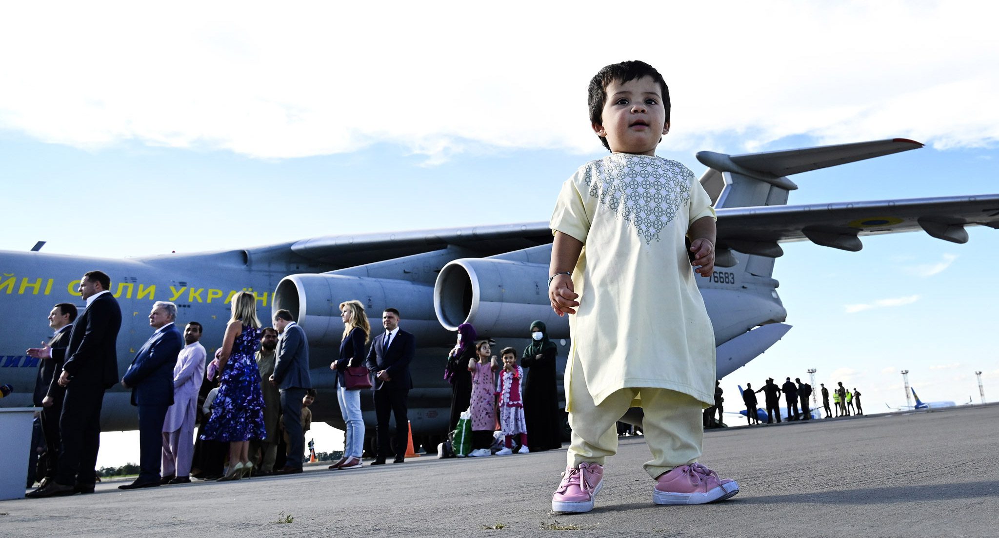 Українські військові допомогли евакуювати афганців із Кабула. Але там залишаються громадяни України — і ними ніхто не займається