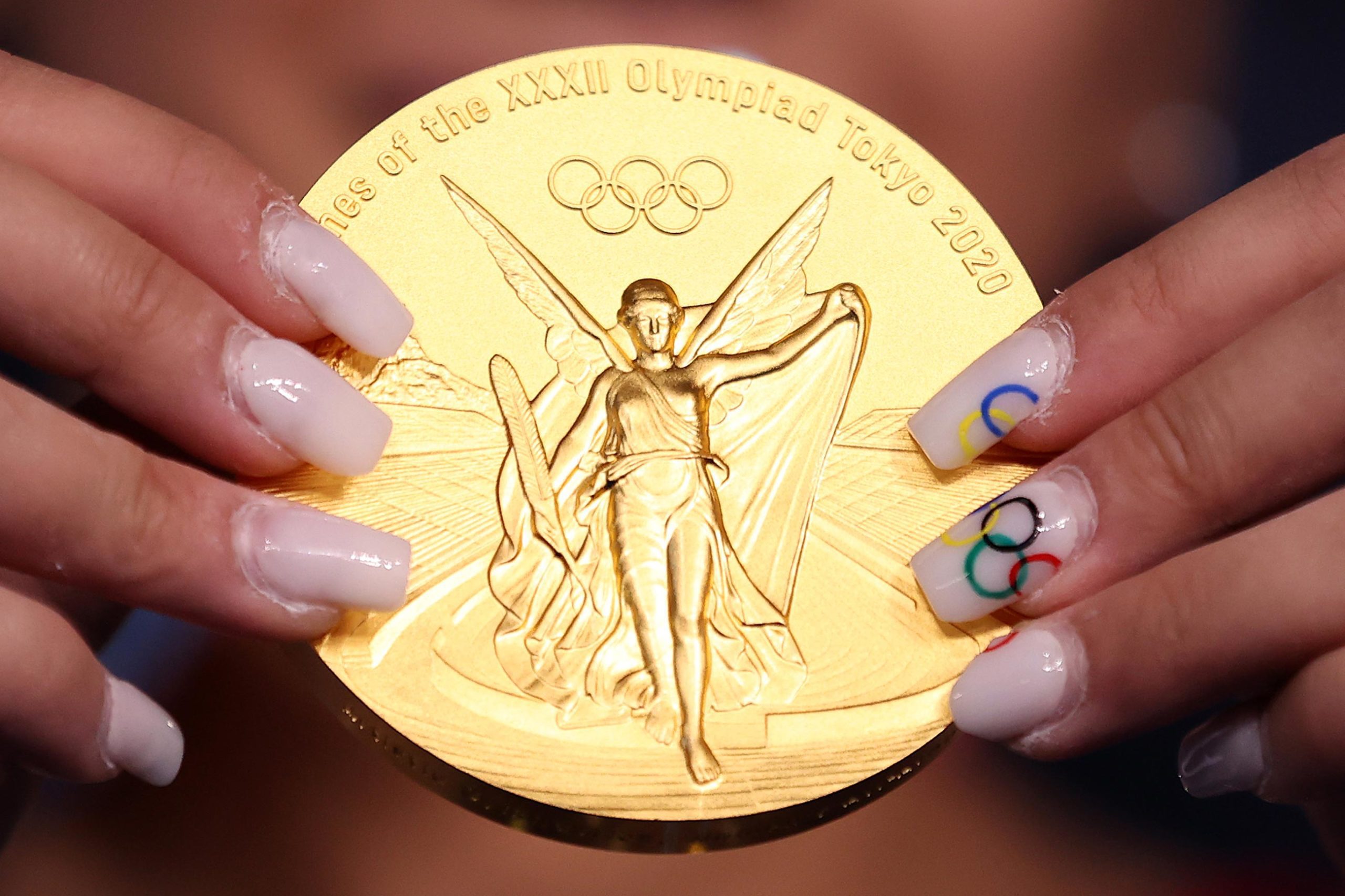Суніса Лі зі збірної США зі своєю золотою медаллю після перемоги в фіналі жіночого багатоборства / Токіо, Японія, 29 липня 2021