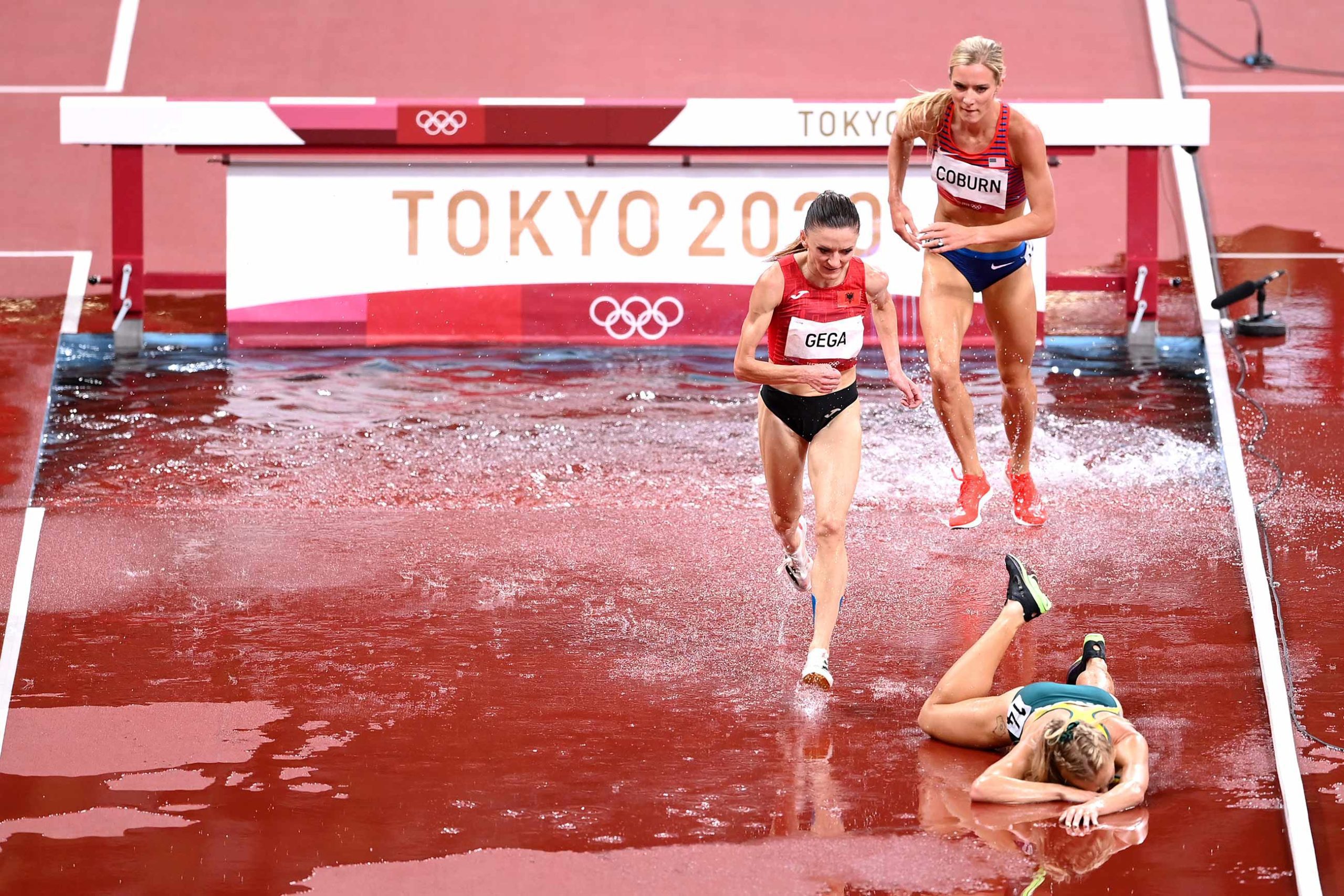 Женев'єва Грегсон зі збірної Австралії травмована в фіналі жіночого бігу з перешкодами на 3000 метрів / Токіо, Японія, 4 серпня 2021