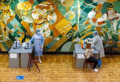 Локдаун в Украине могут ослабить для вакцинированных: что такое ревакцинация