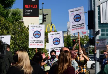 Протест трансактивістів біля офісу компанії Netflix у Лос-Анджелесі, 20 жовтня 2021 року. Фото: FREDERIC J. BROWN/AFP via Getty Images