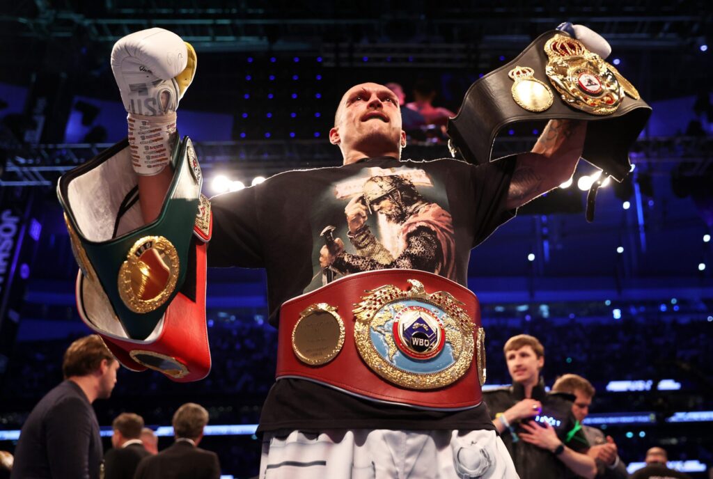 Олександр Усик з чемпіонськими поясами WBA (Super), WBO, IBF та IBO, 25 вересня 2021 року. Фото: Julian Finney/Getty Images