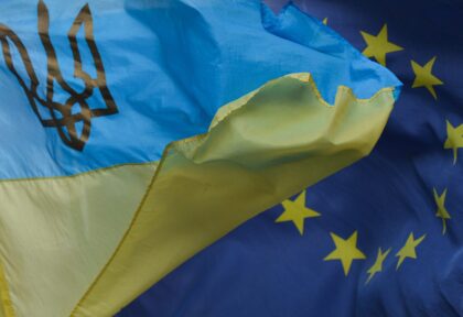 Флаги Украины и Европейского Союза. Фото: Artur Widak/NurPhoto via Getty Images