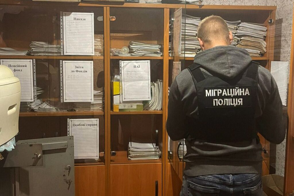 <b>Хотели работу — потеряли свободу.</b> Как украинцы попадают в трудовое рабство и почему эта проблема шире, чем кажется - Заборона slavery 02 1024x683 - <b>Хотели работу — потеряли свободу.</b> Как украинцы попадают в трудовое рабство и почему эта проблема шире, чем кажется - Заборона