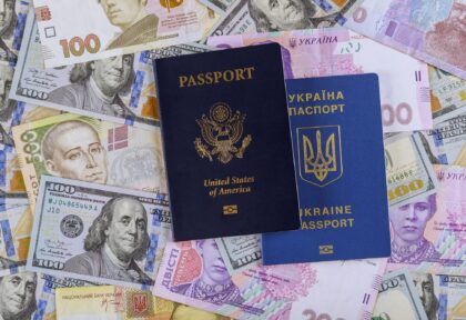 Паспорти США і України