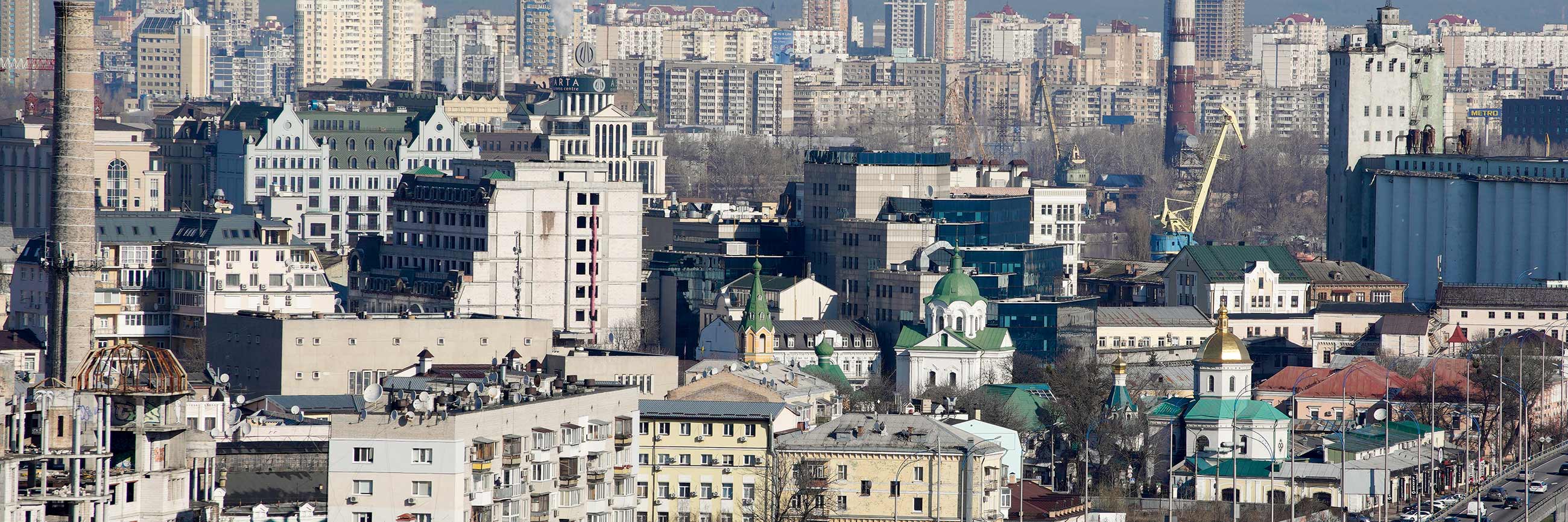 Ультраправі потрощили вікна у «Хвильовому», а поліція нічого не робить