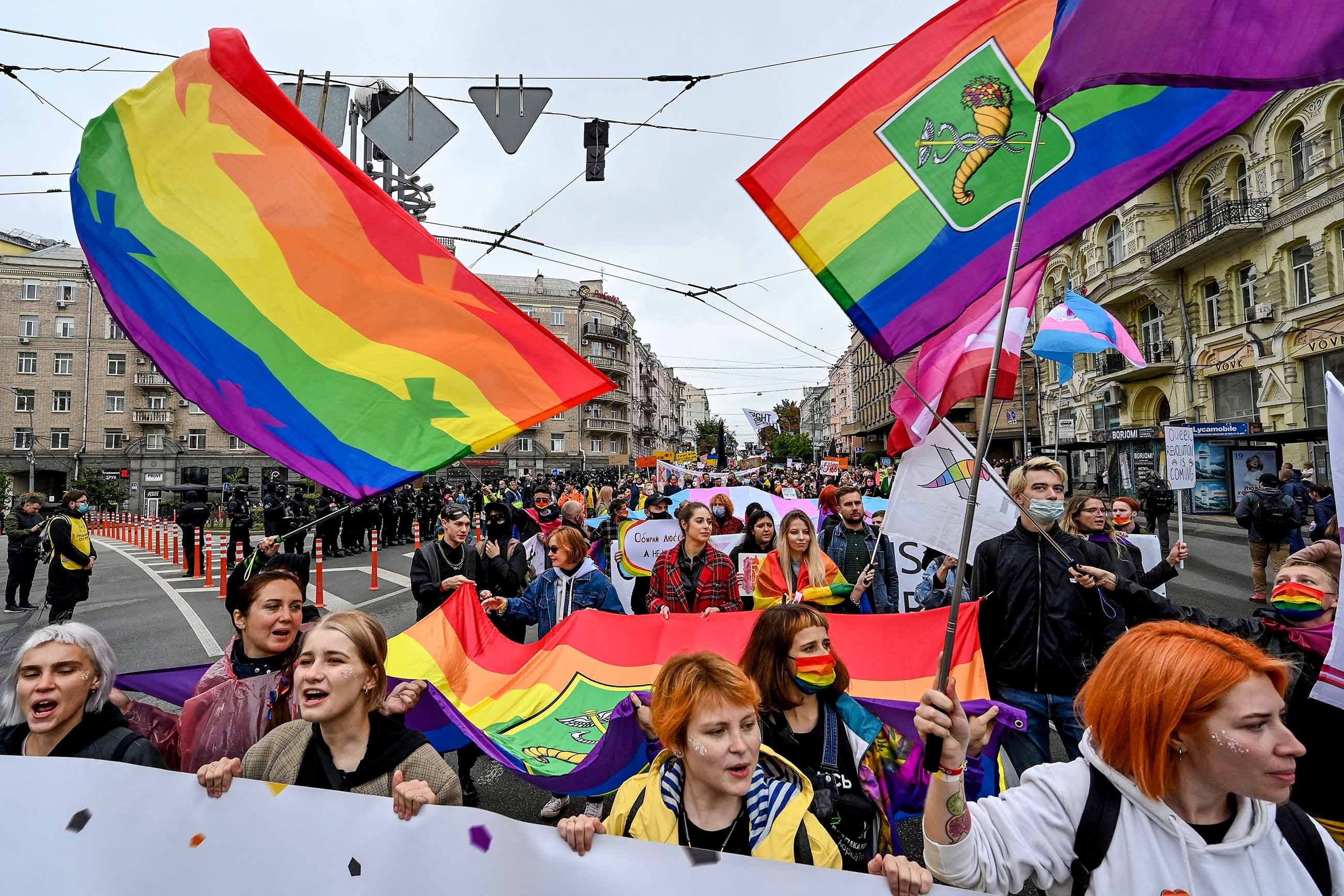 Как нарушают права ЛГБТ+ людей и можно ли что-нибудь с этим сделать