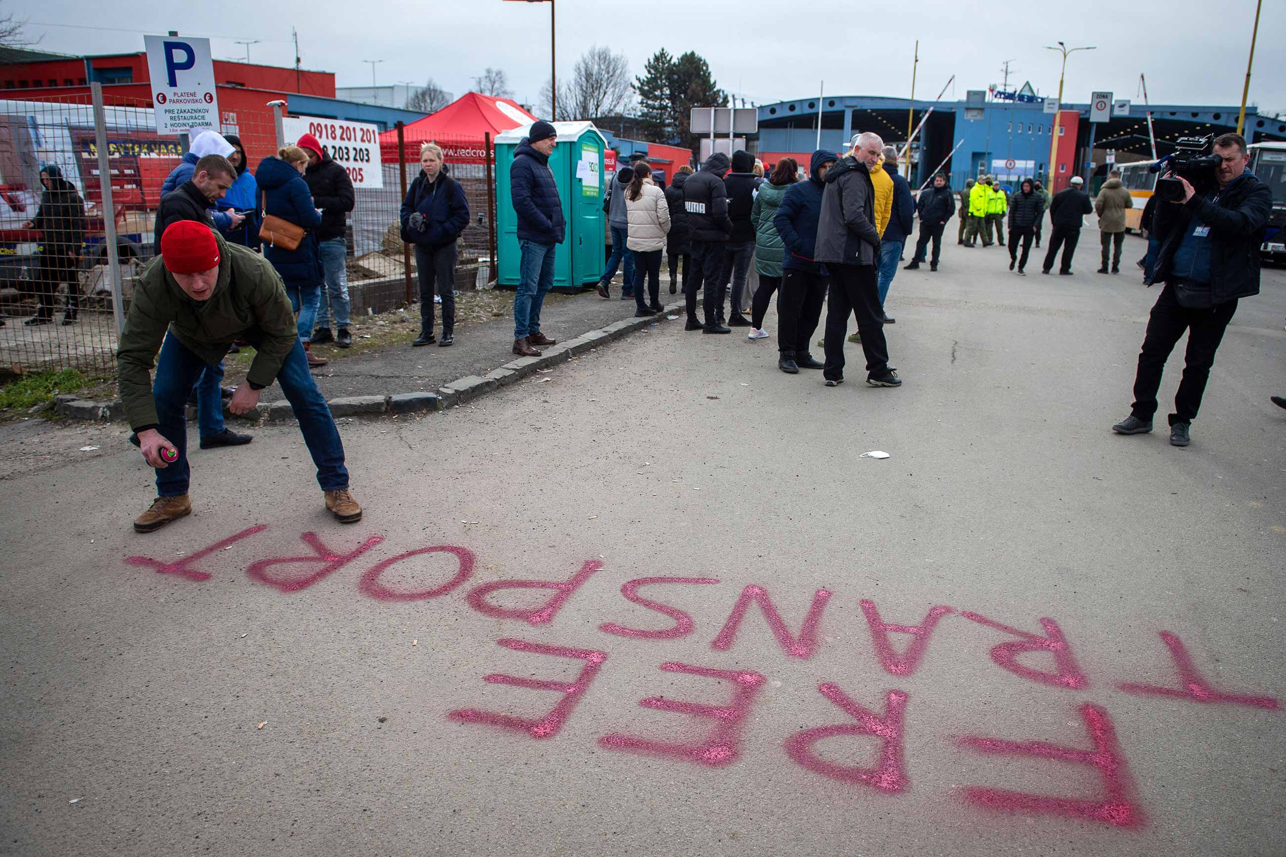 Через війну Україну залишили понад 350 тисяч людей. Показуємо, чим сьогодні живуть біженці