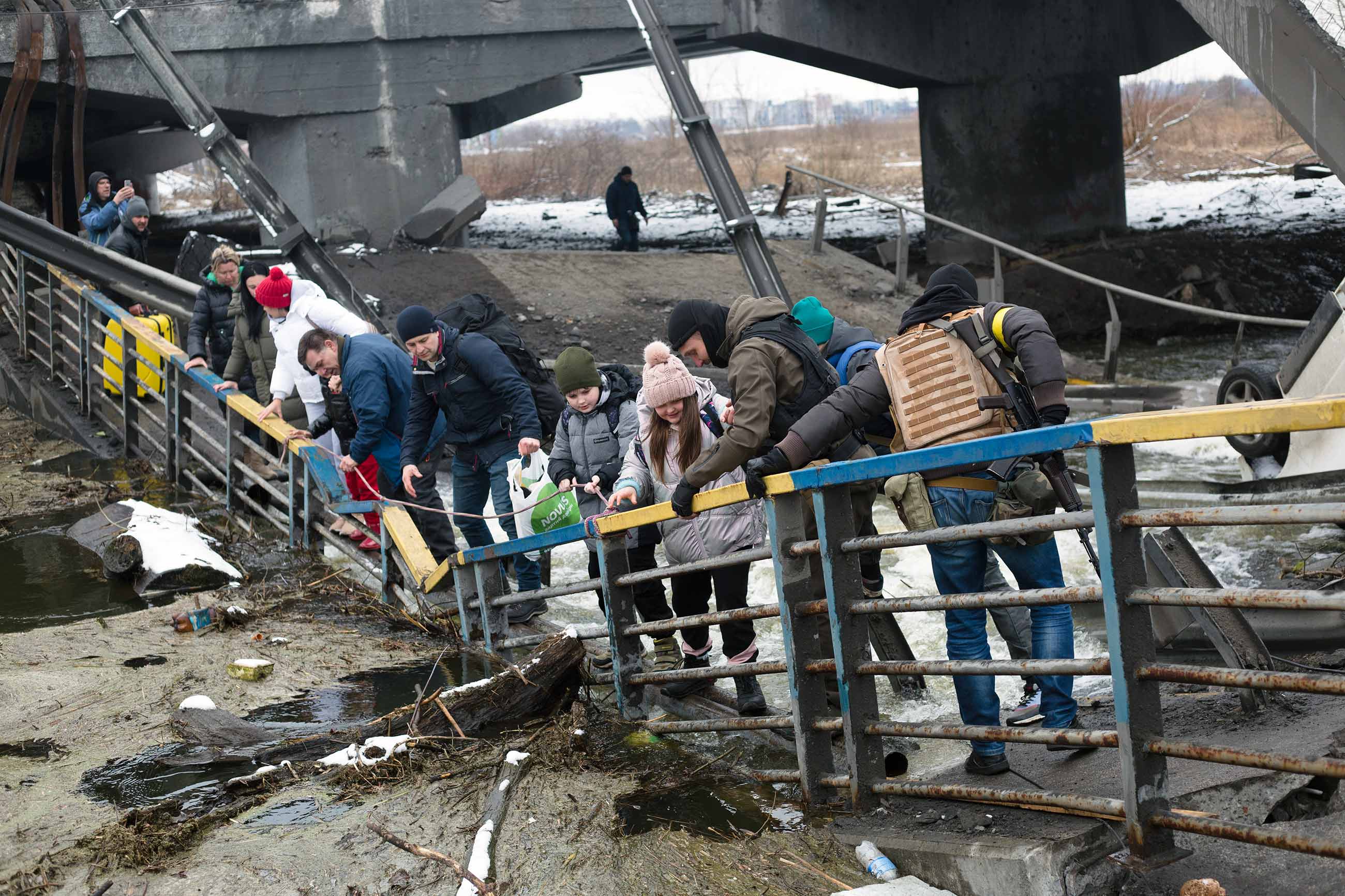 Украина новости последнего времени. Ирпень разрушенный мост. Обрушенный мост. Люди под мостом Украина. Гуманитарная катастрофа на Украине.