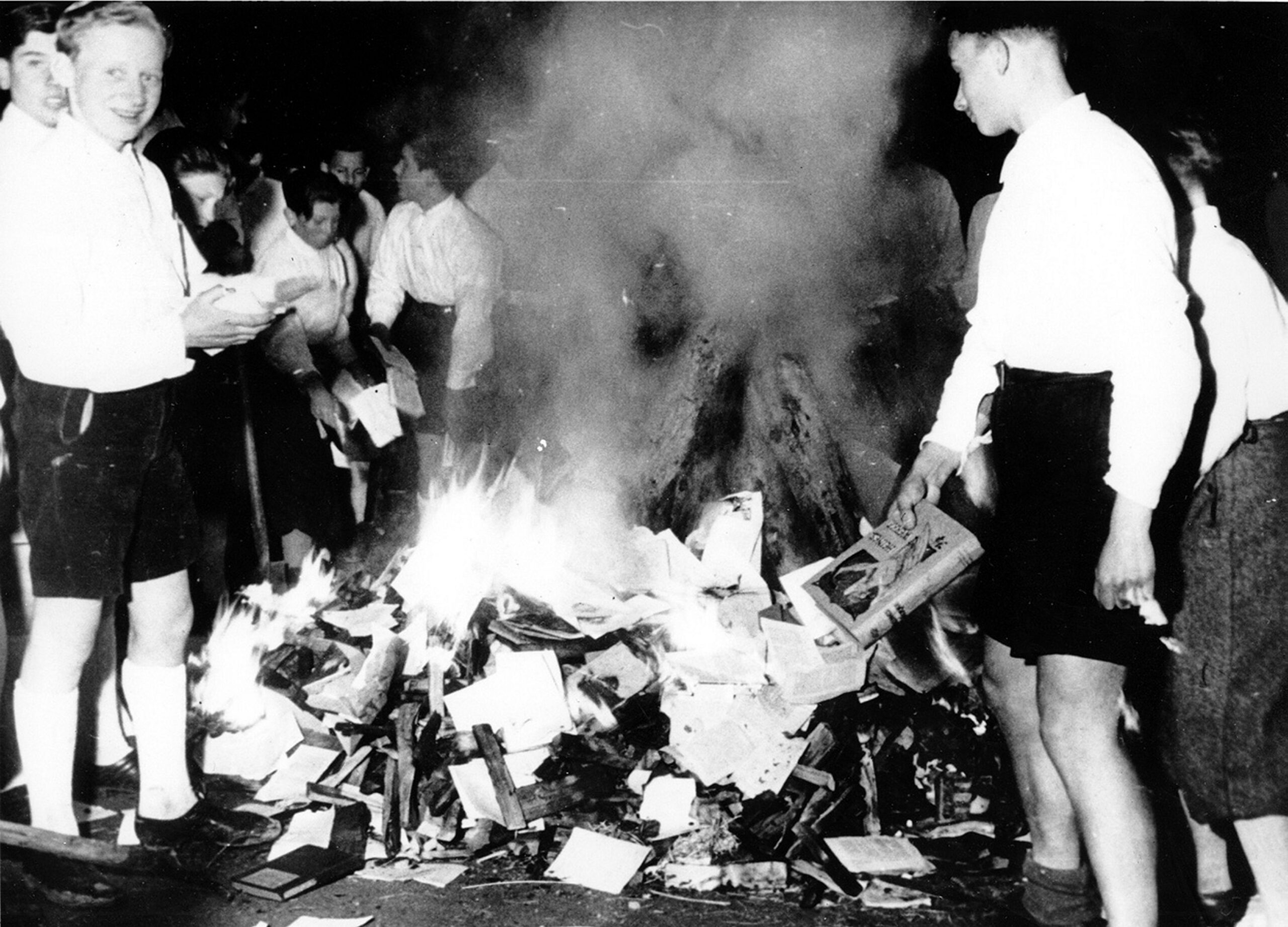 Нацисти спалюють книжки