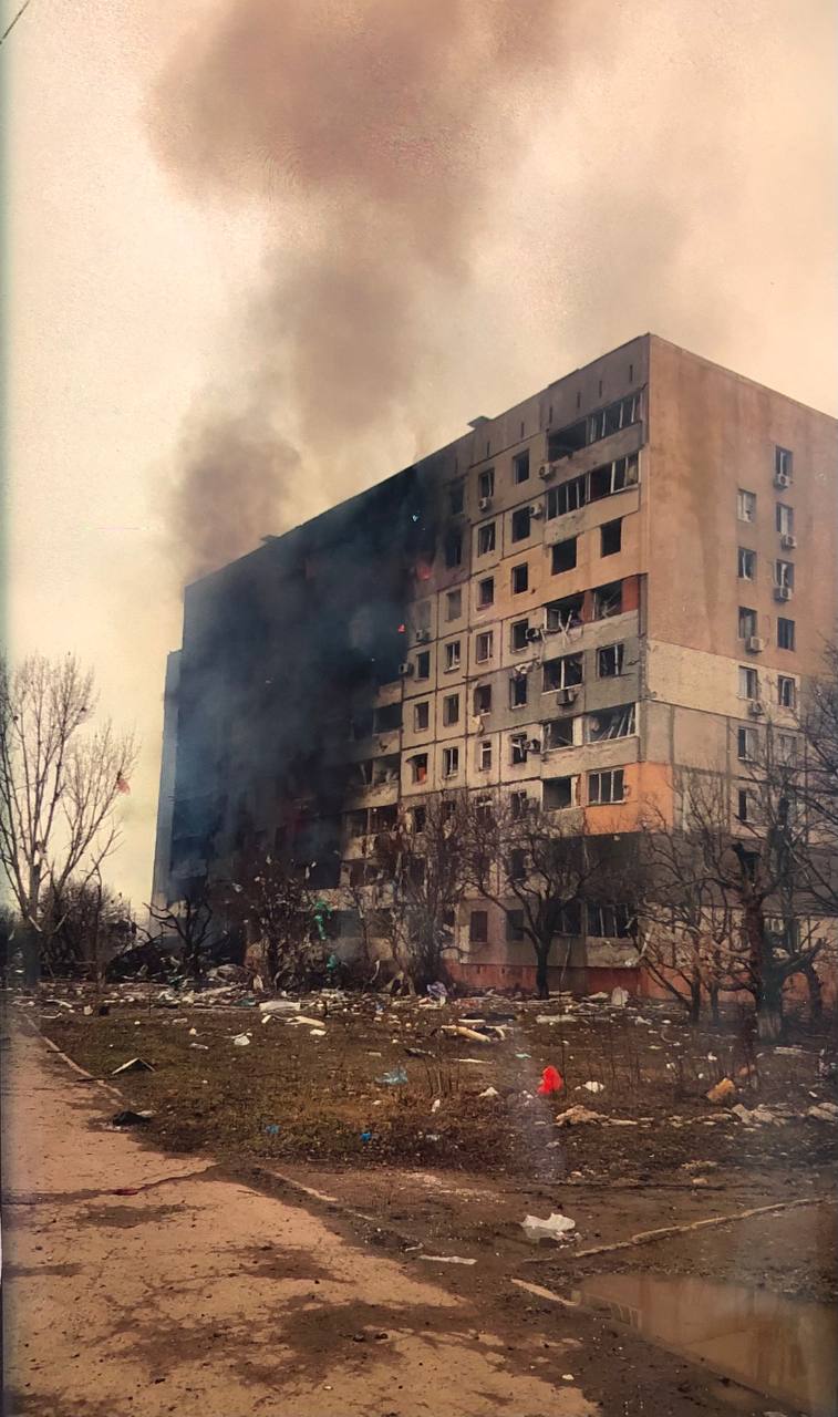 «Таке пекло на землі неможливе»: українка змогла втекти з Маріуполя і повернулася, щоб врятувати батьків