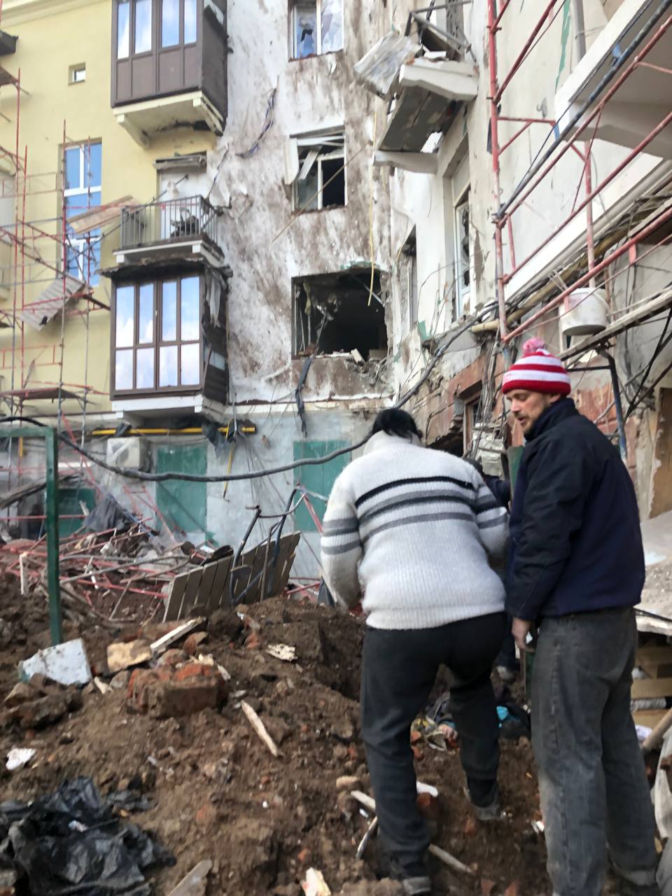 «Таке пекло на землі неможливе»: українка змогла втекти з Маріуполя і повернулася, щоб врятувати батьків