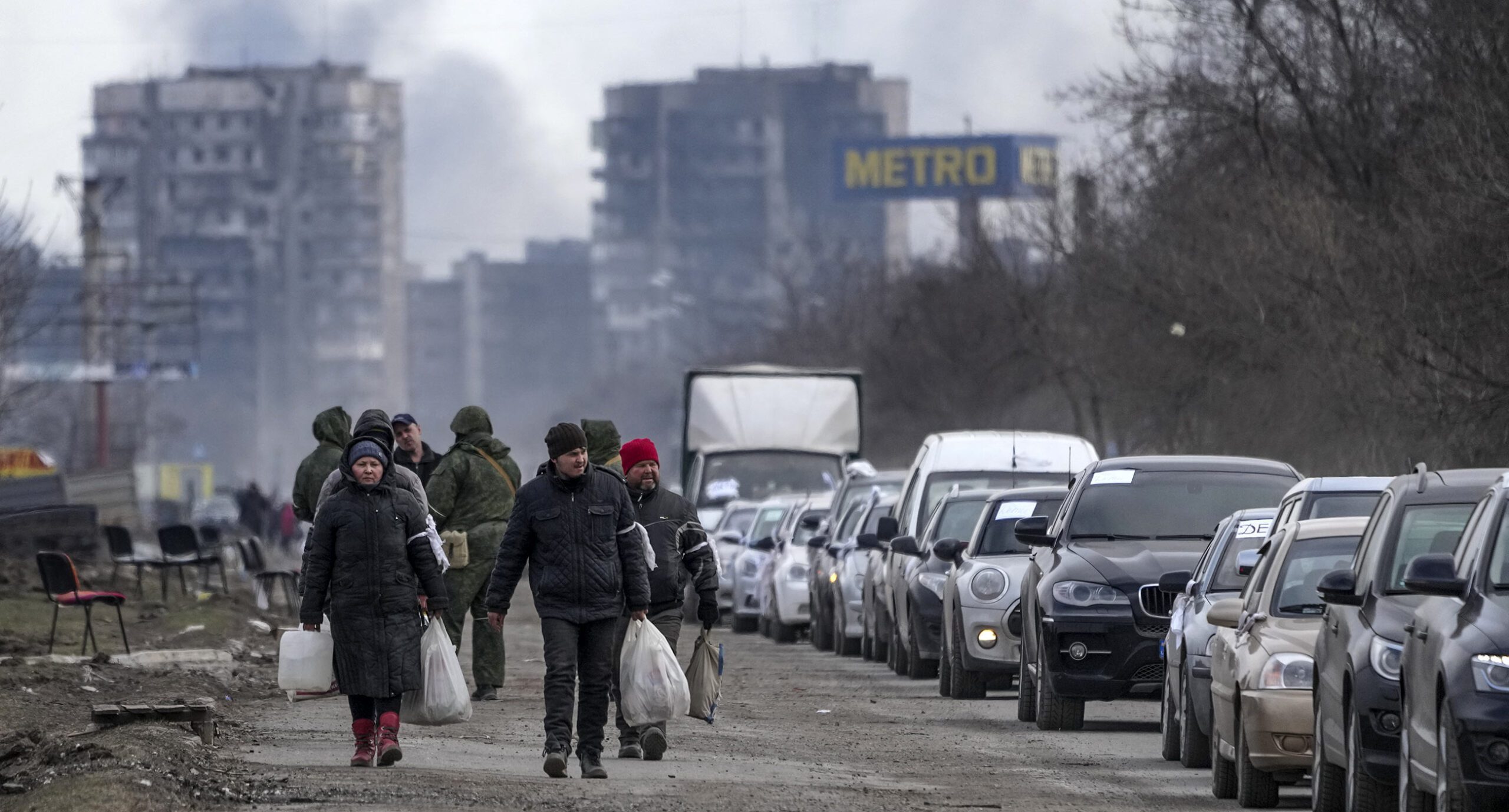 Життя серед могил: 15 кадрів з Маріуполя в облозі