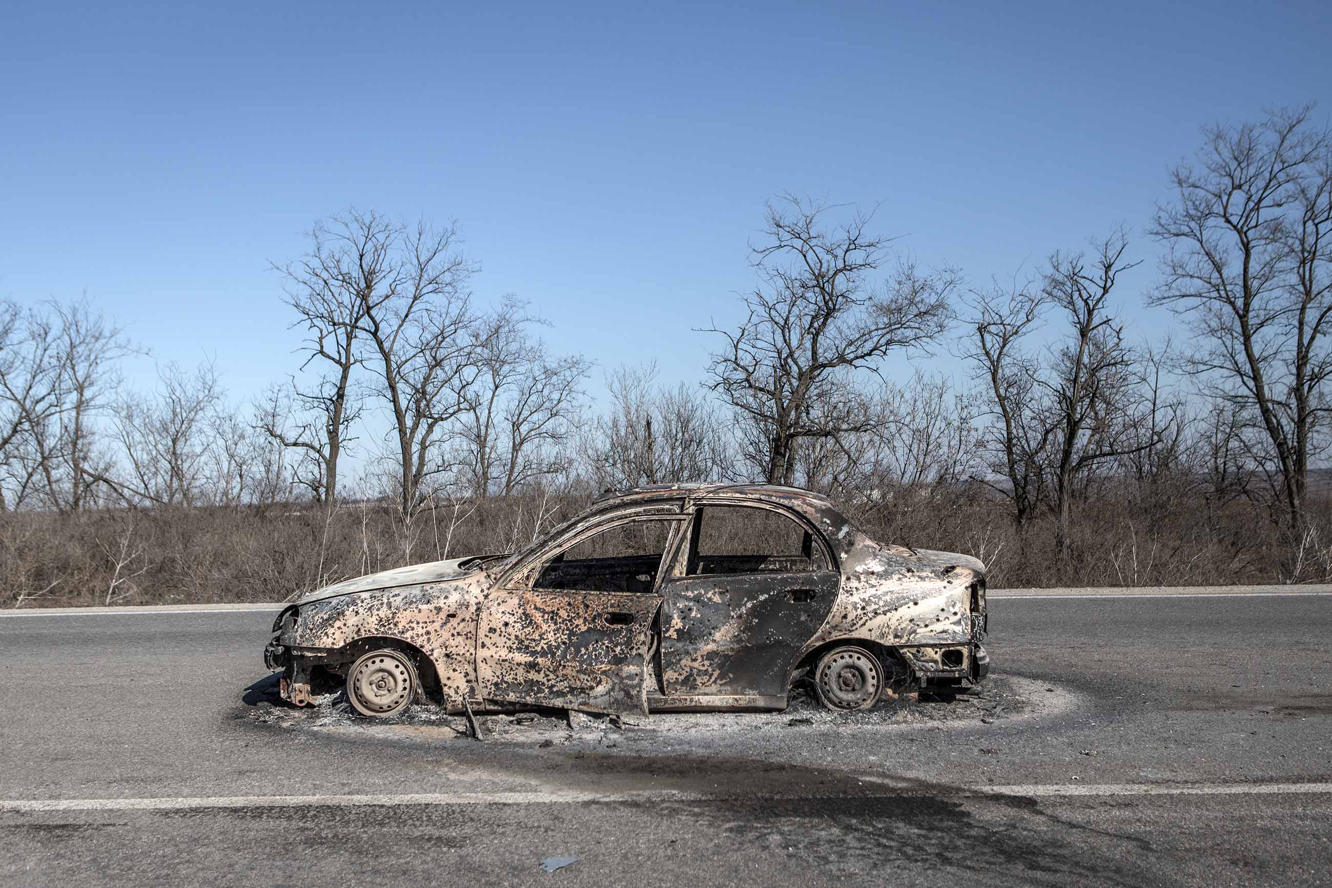 Життя серед могил: 15 кадрів з Маріуполя в облозі