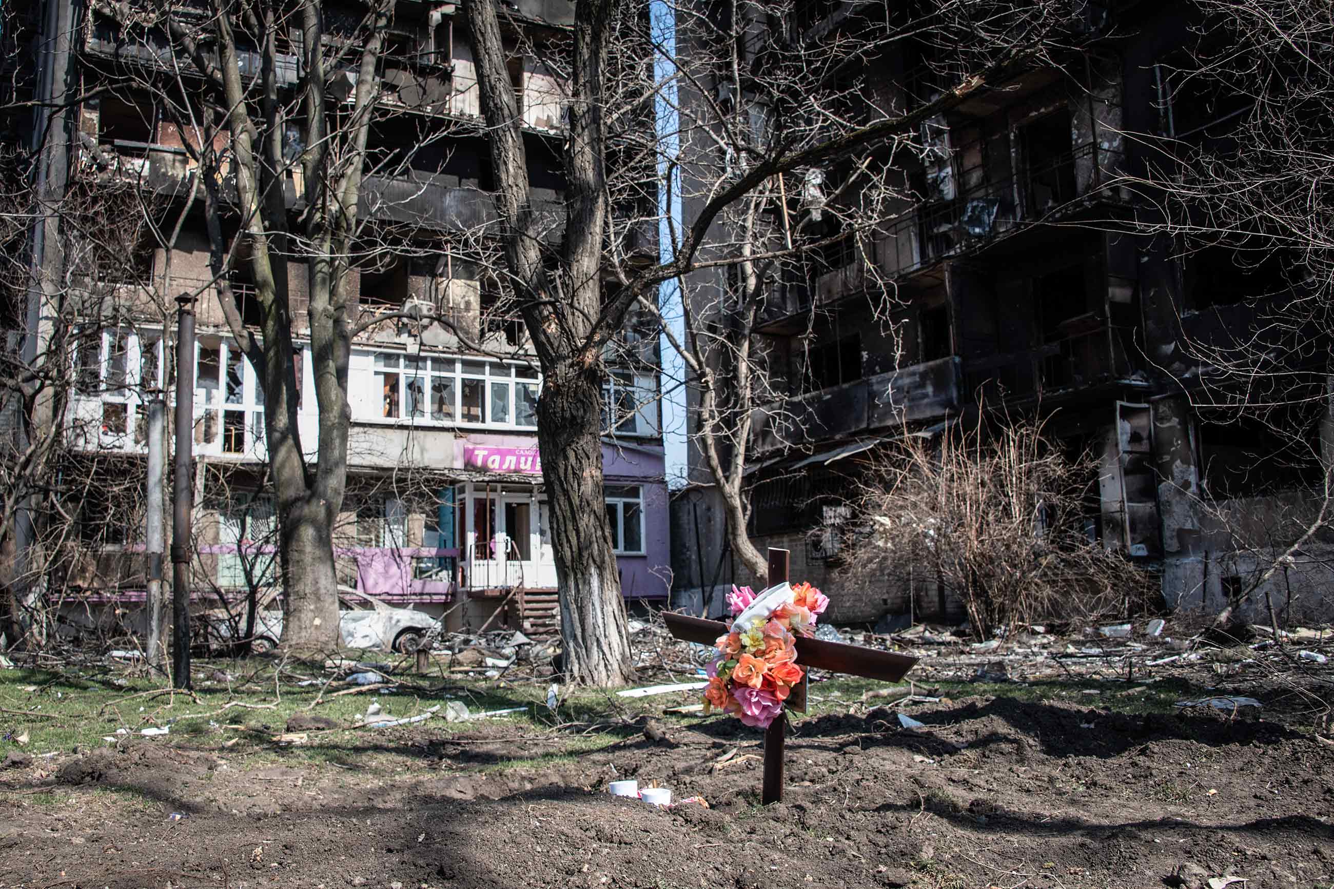 Життя серед могил: 15 кадрів з Маріуполя в облозі