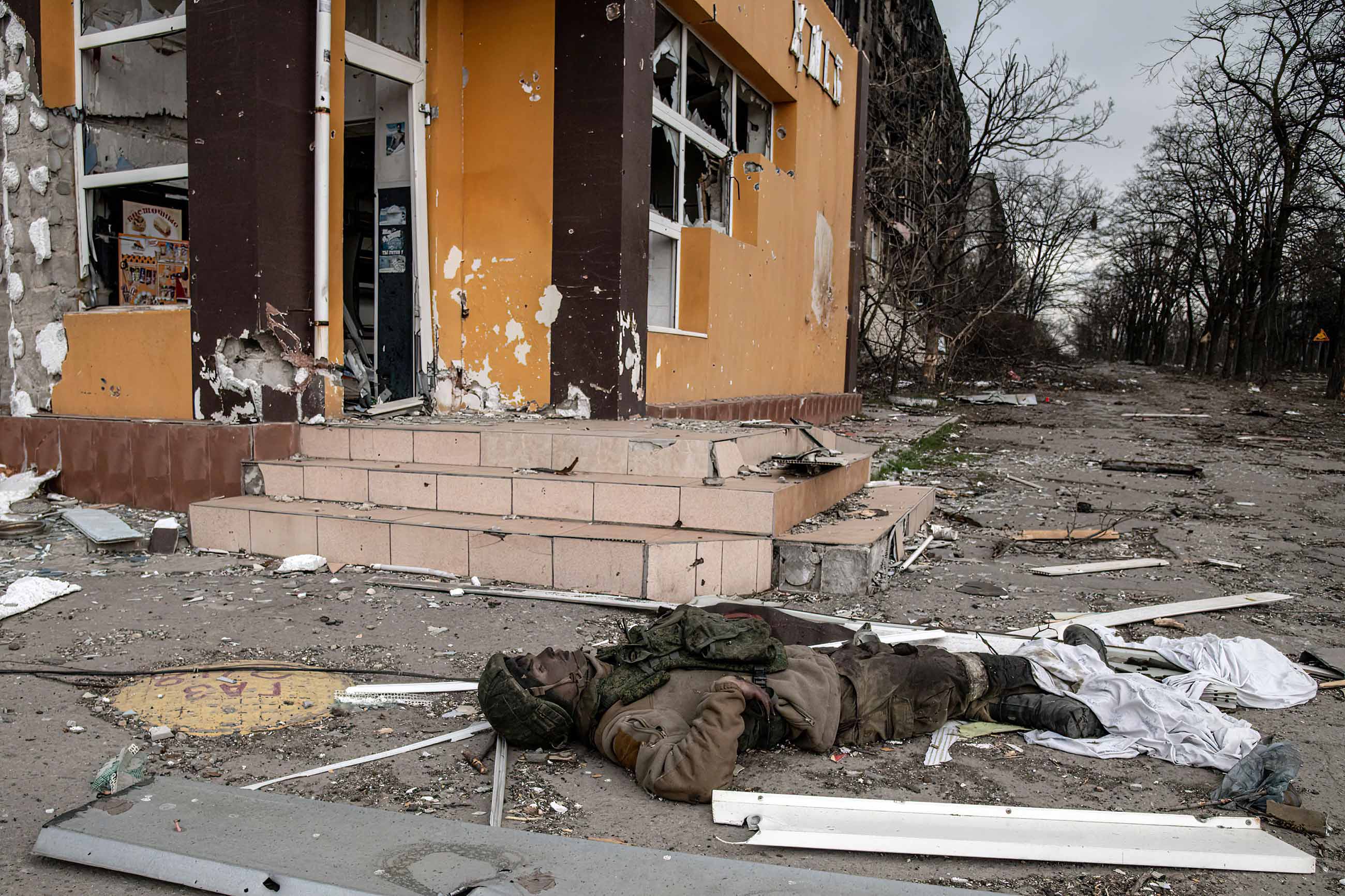 Життя серед могил: 15 кадрів з Маріуполя в облозі