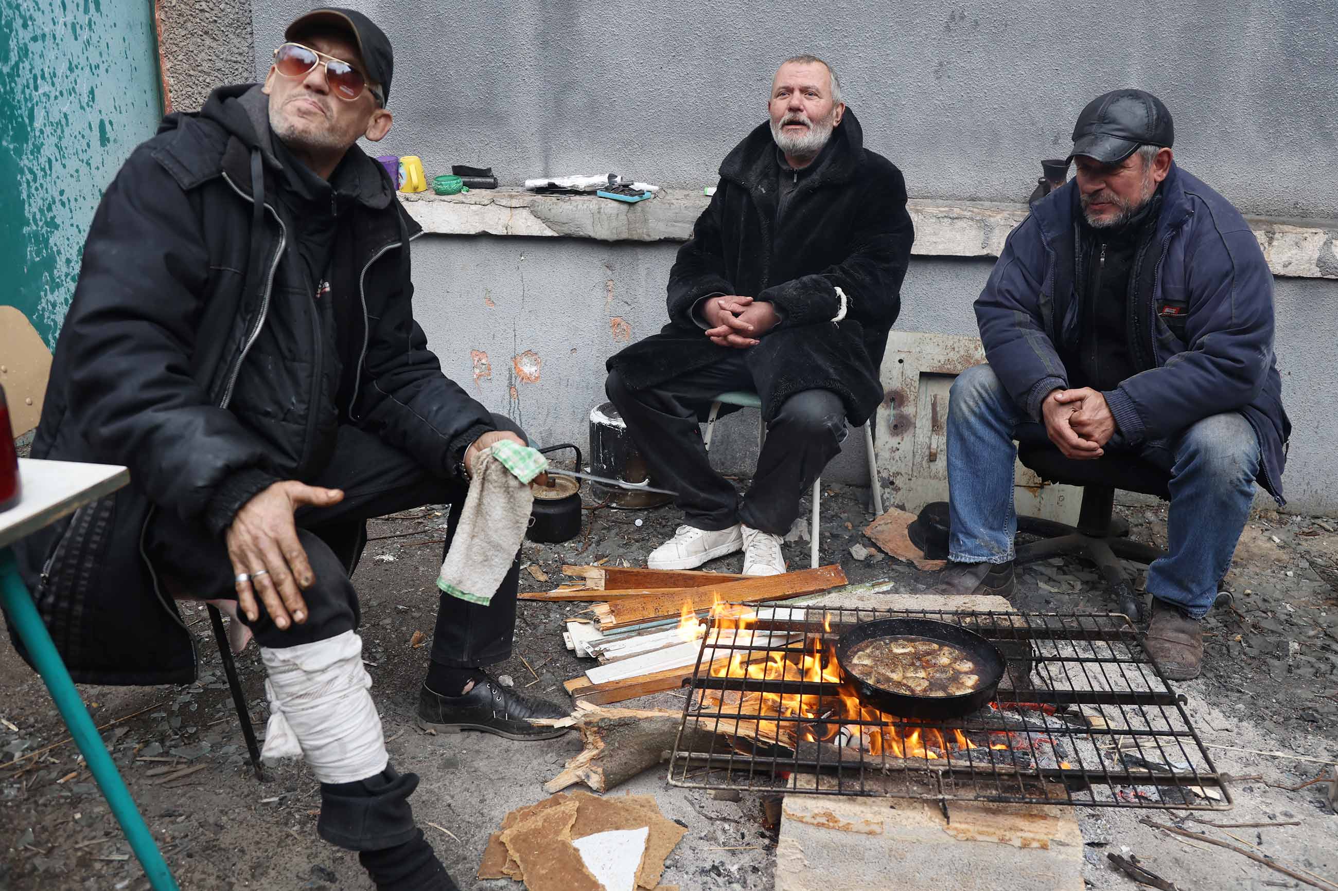 Життя серед могил: 15 кадрів з Маріуполя в облозі
