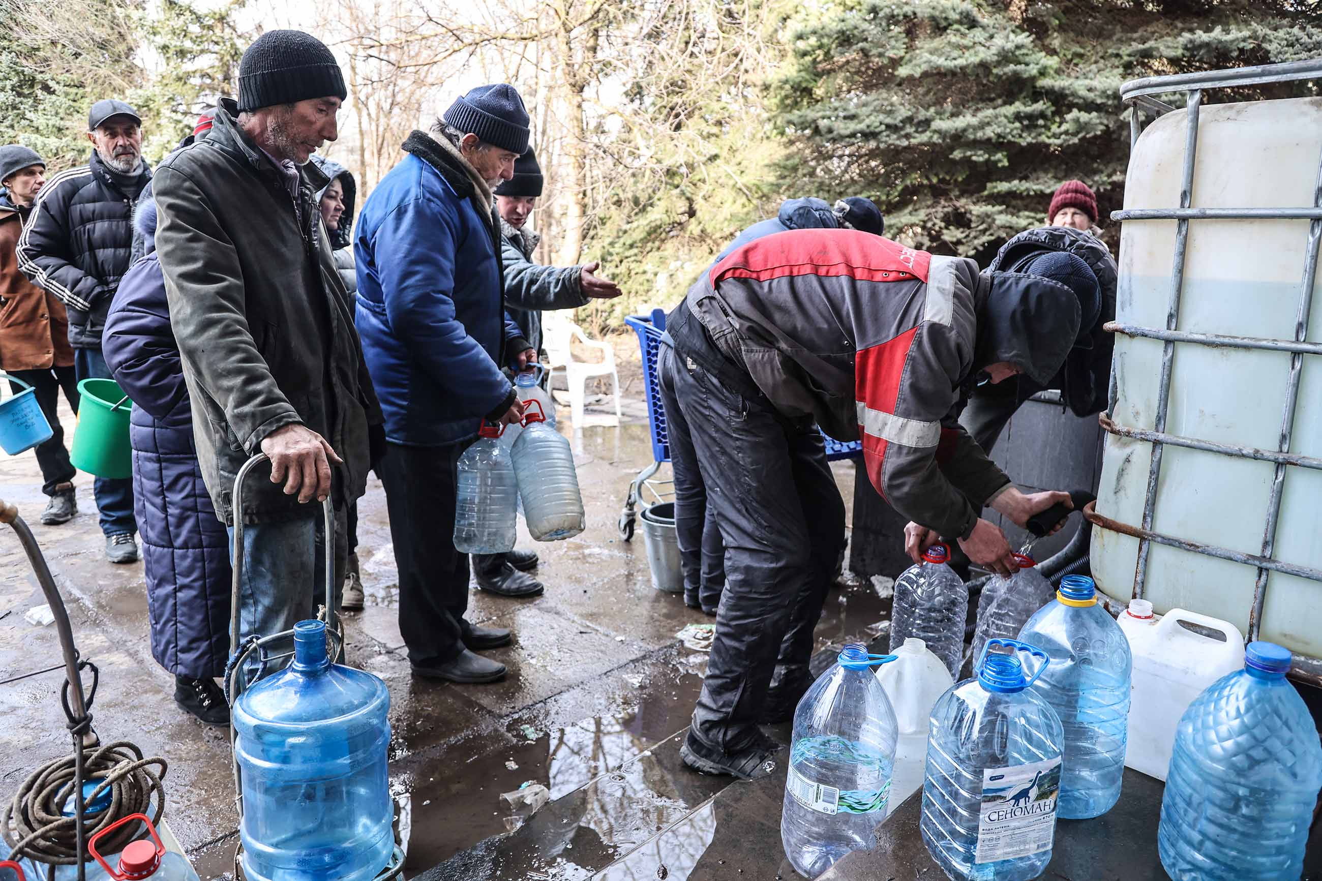 Життя серед могил: 15 кадрів з Маріуполя в облозі