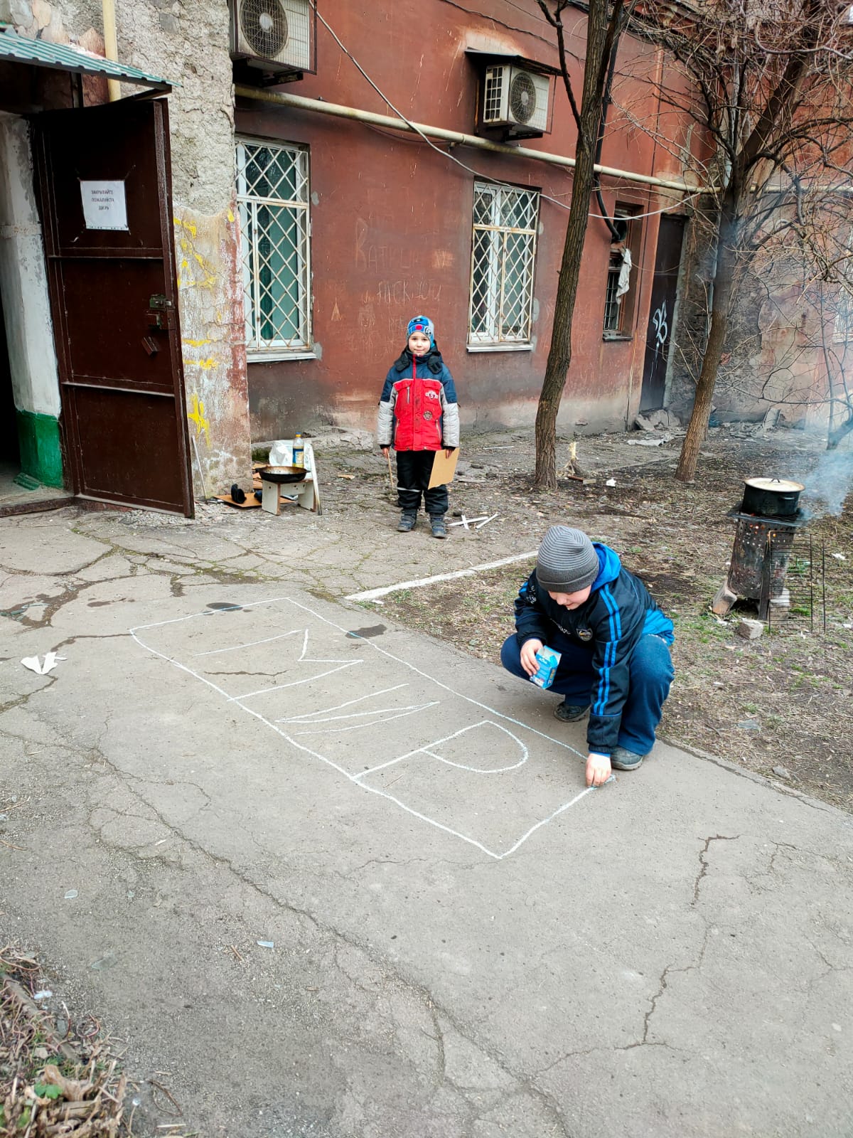 Історія одного підвалу в Маріуполі. Як сусіди допомагали один одному вижити у нестерпних умовах