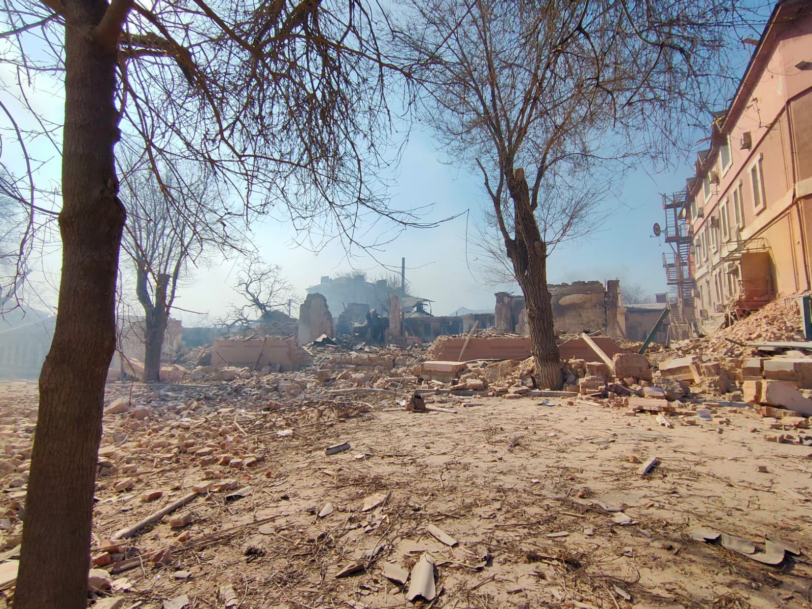 Історія одного підвалу в Маріуполі. Як сусіди допомагали один одному вижити у нестерпних умовах