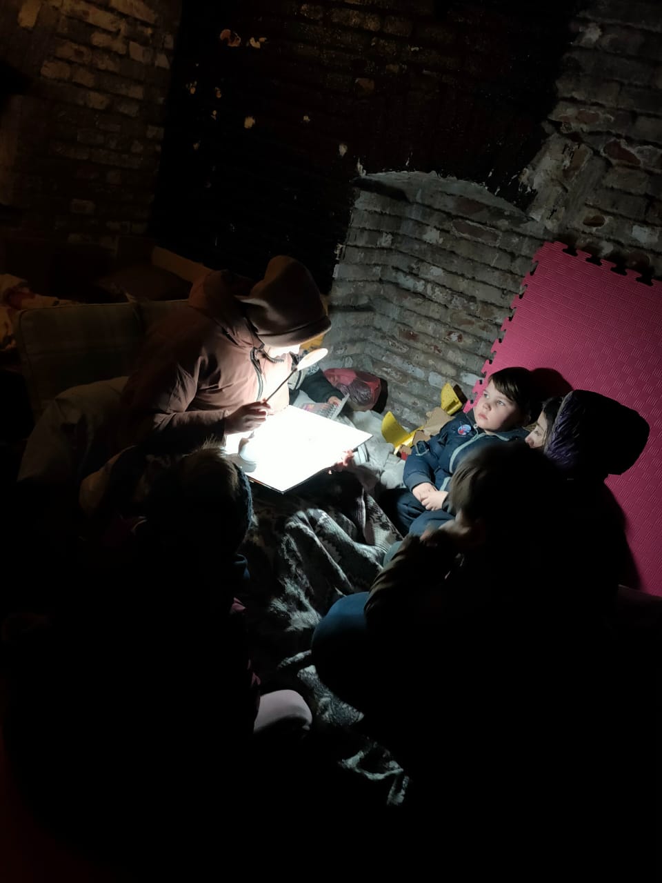 Історія одного підвалу в Маріуполі. Як сусіди допомагали один одному вижити у нестерпних умовах