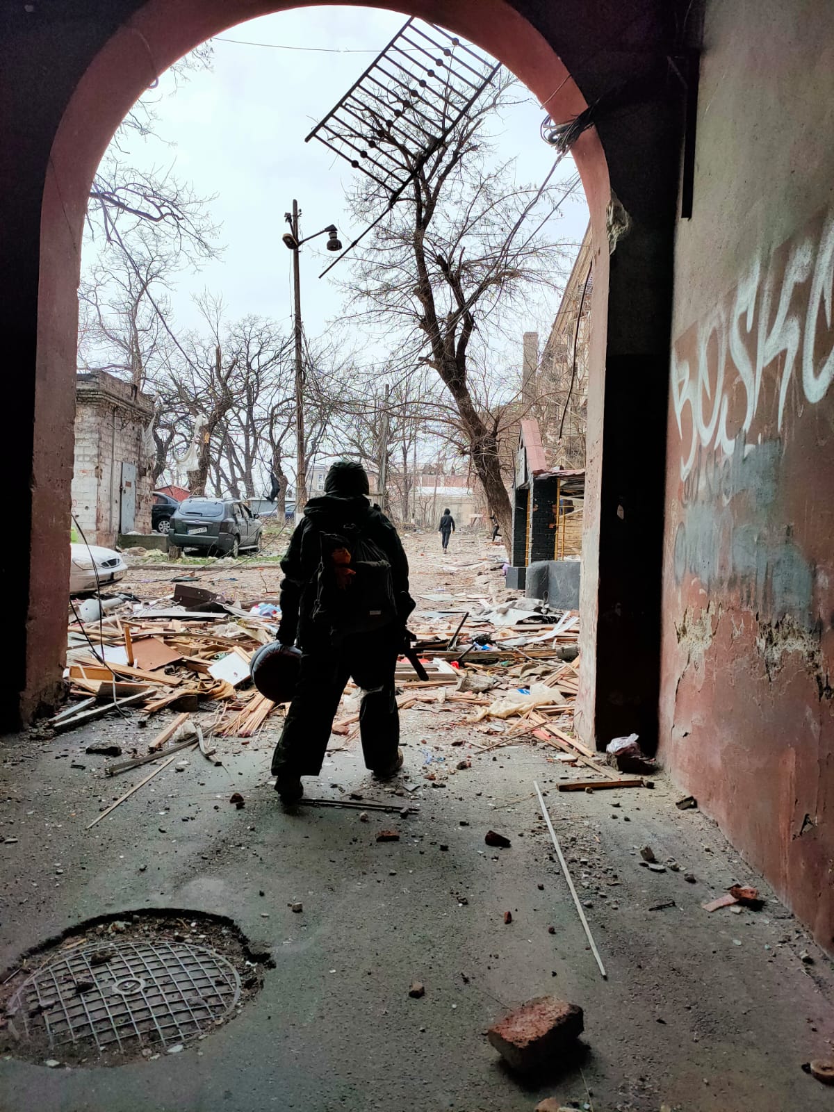 Історія одного підвалу в Маріуполі. Як сусіди допомагали один одному вижити у нестерпних умовах