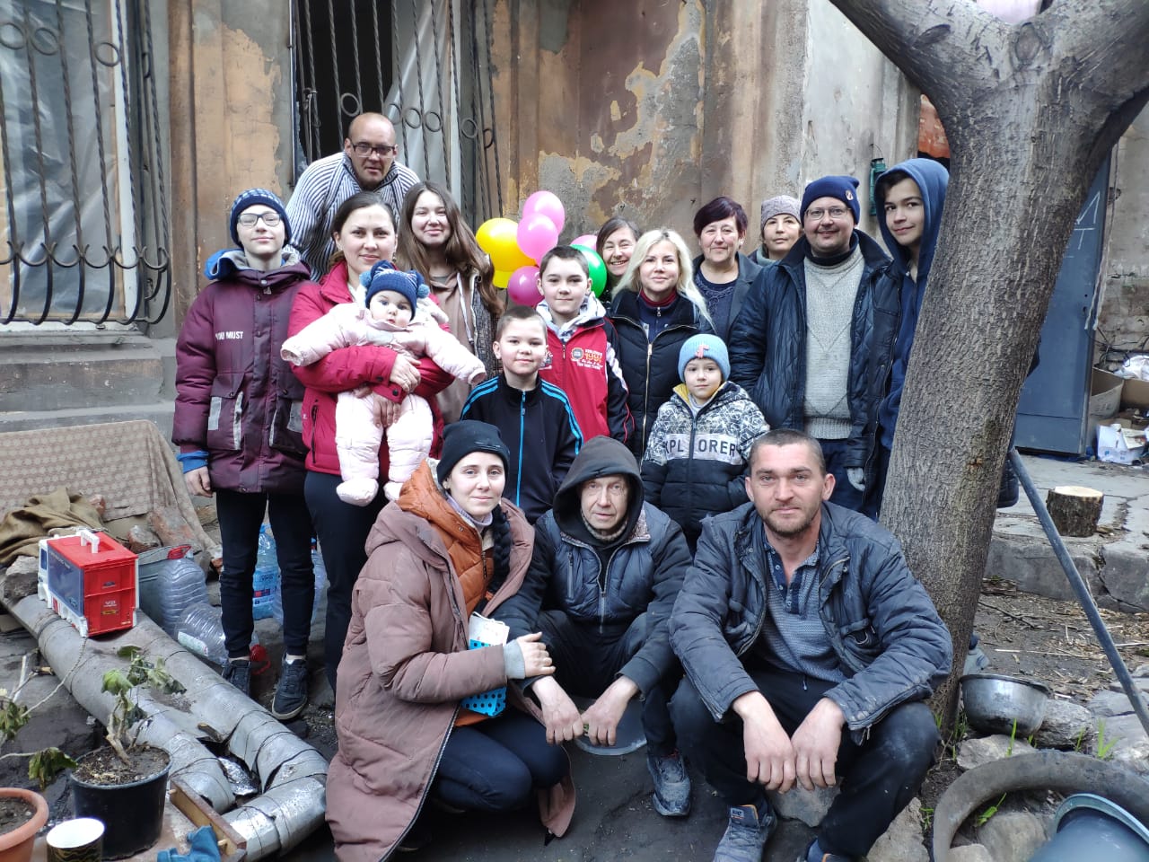 Історія одного підвалу в Маріуполі. Як сусіди допомагали один одному вижити у нестерпних умовах