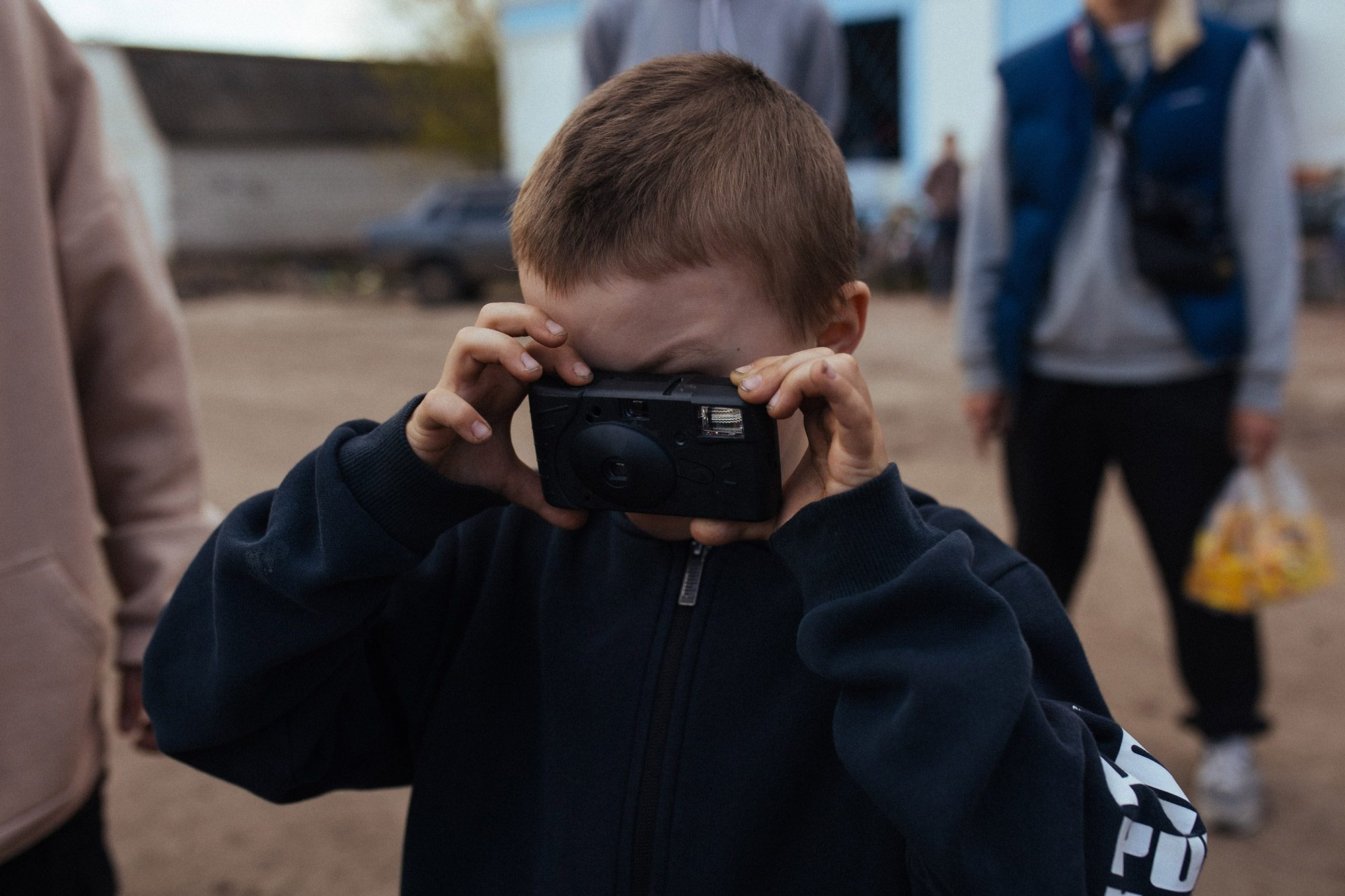 Маленькі свідки. Куратори проєкту Behind blue eyes про ідею та переосмислення війни через дитячі фото