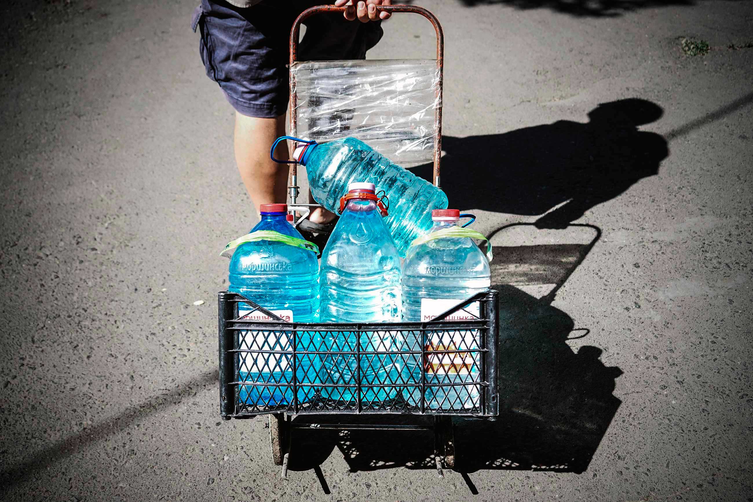 Миколаїв і гуманітарна катастрофа: як мешканці справляються с безробіттям і нестачею їжі та води