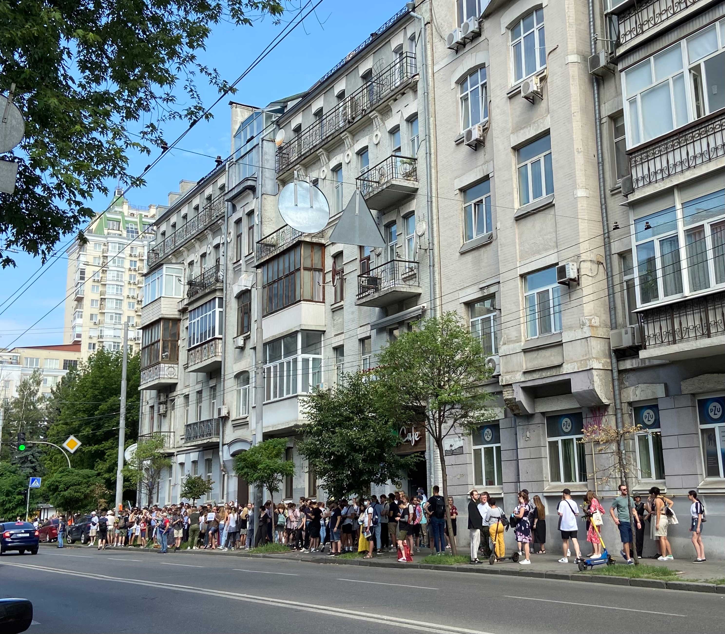 Активісти, що захищали будівлю «Квіти України» викликані на допити