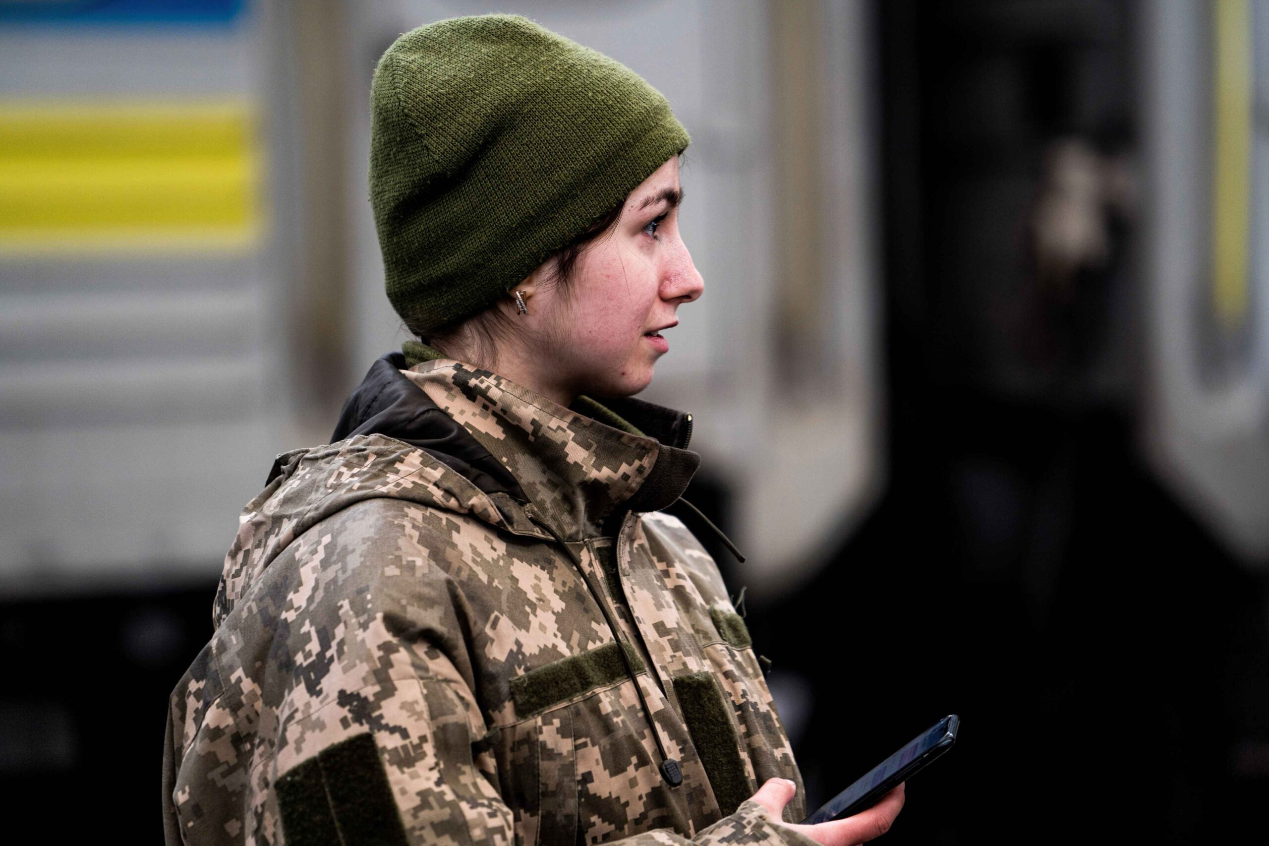 Військовий облік для жінок: чи зможуть українки виїжджати за кордон та чи можлива їх мобілізація?