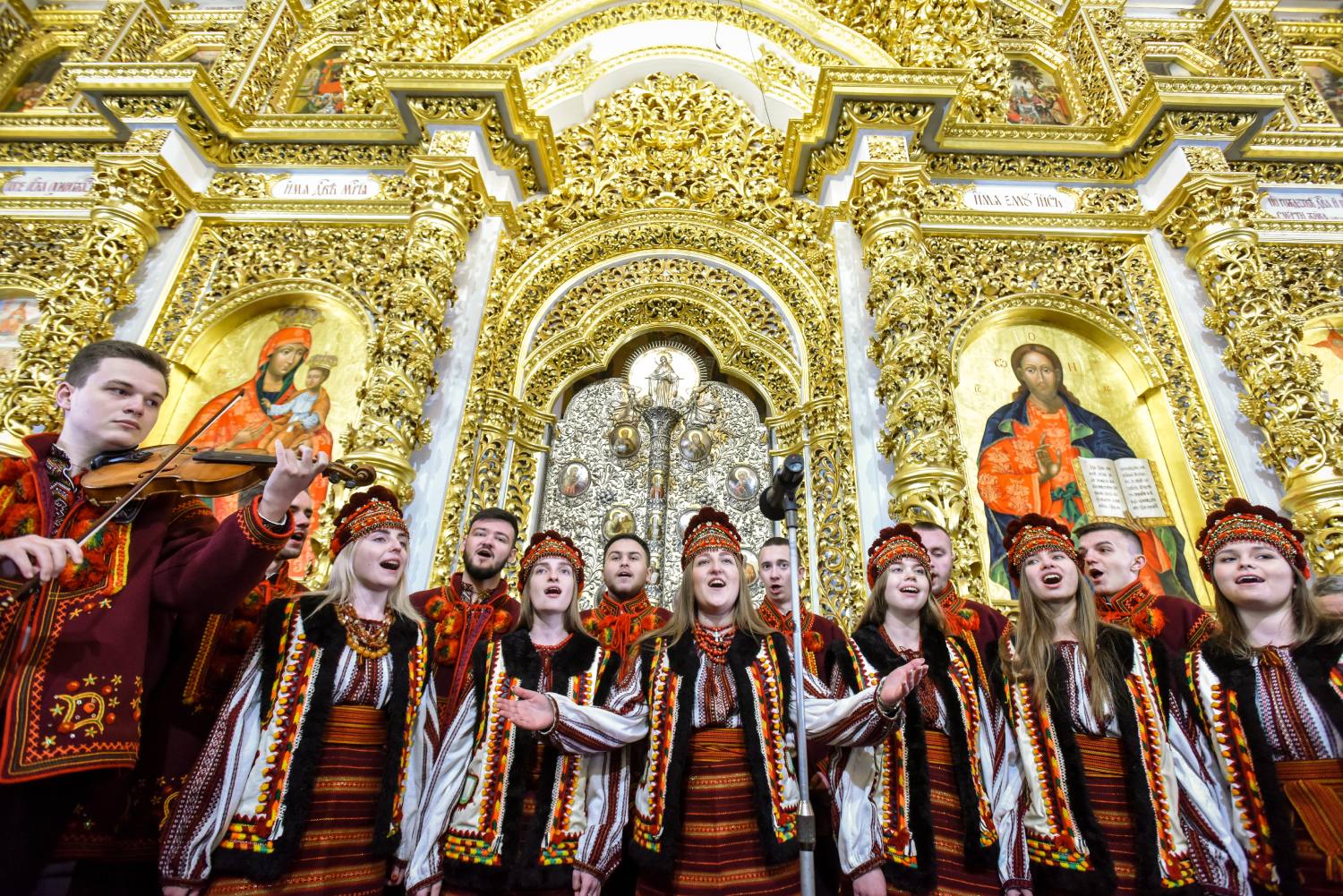 Хор у традиційному вбранні звершує Різдвяне богослужіння в Успенському соборі Києво-Печерської лаври в Києві, Україна, 7 січня 2023 року.