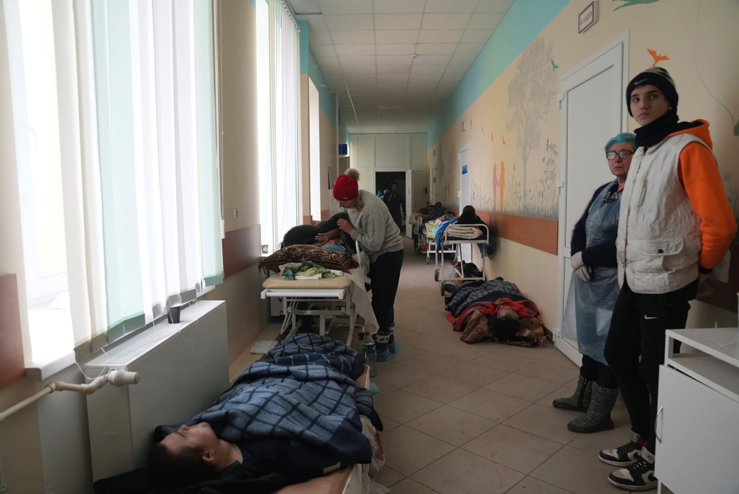 Російські злочини у Маріуполі. Маріуполь війна люди лежать у коридорі лікарні