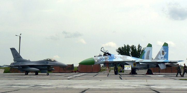 Миргород, навчання «Безпечне небо 2011». 
Американський F-16 та український МіГ-29 
