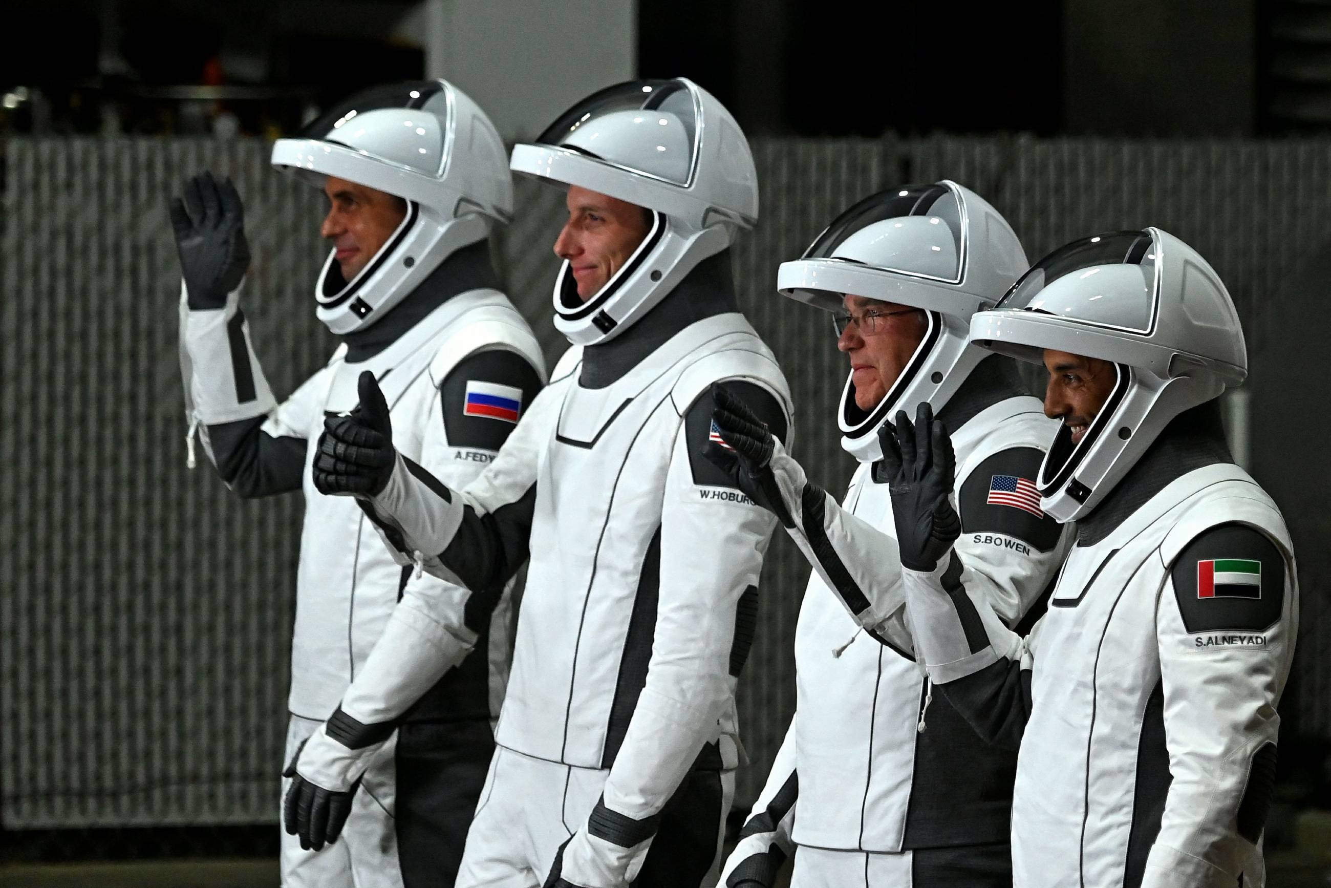 Открытый экипаж 6. SPACEX Crew-6. Космонавты. Crew Dragon космический корабль. Российские космонавты.