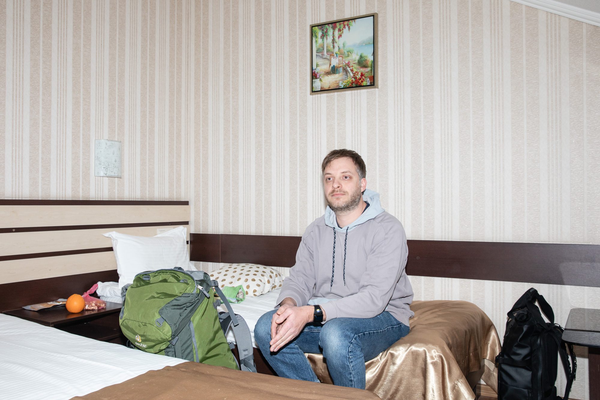 Роман Пашковський в готелі у Харкові, 1 березня 2023 року. Фото: Михайло Палінчак