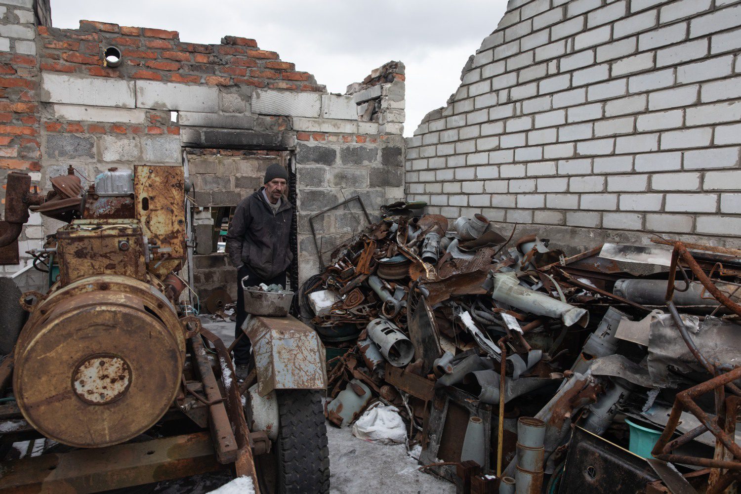 фото чоловік і зруйнований будинок в селі Руські Тишки
