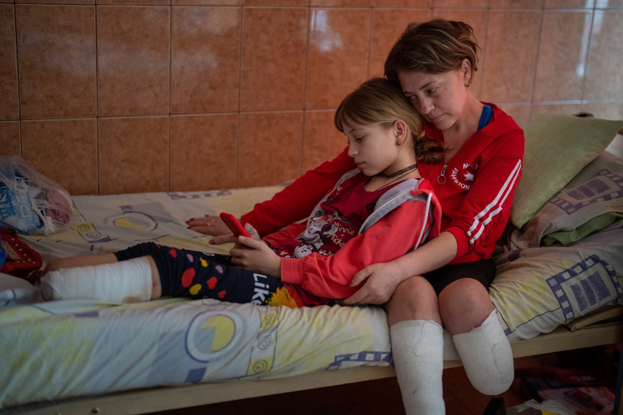 мати та донька постраждали в наслідок обстрілу вокзалу краматорськ World Press Photo 2023
